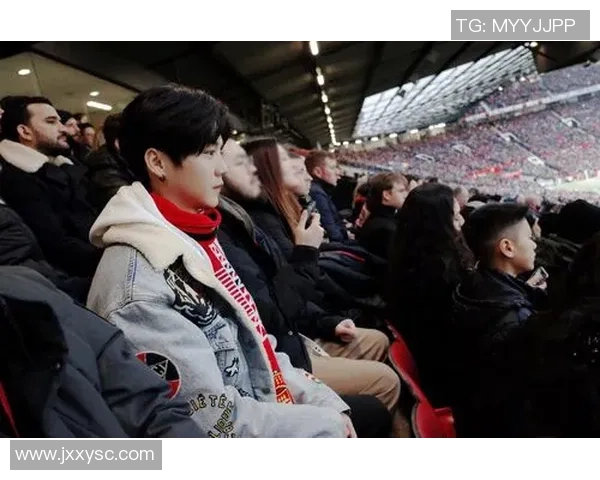 足球明星展现运动魅力穿着时尚运动服引领潮流风尚