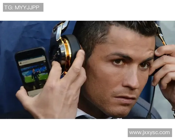 足球明星同款耳机带你感受赛场激情与音乐魅力的完美结合 足球明星同款耳机带你感受赛场激情与音乐魅力的完美结合